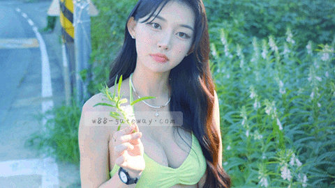 《双面时钟》抽象几何封面图形